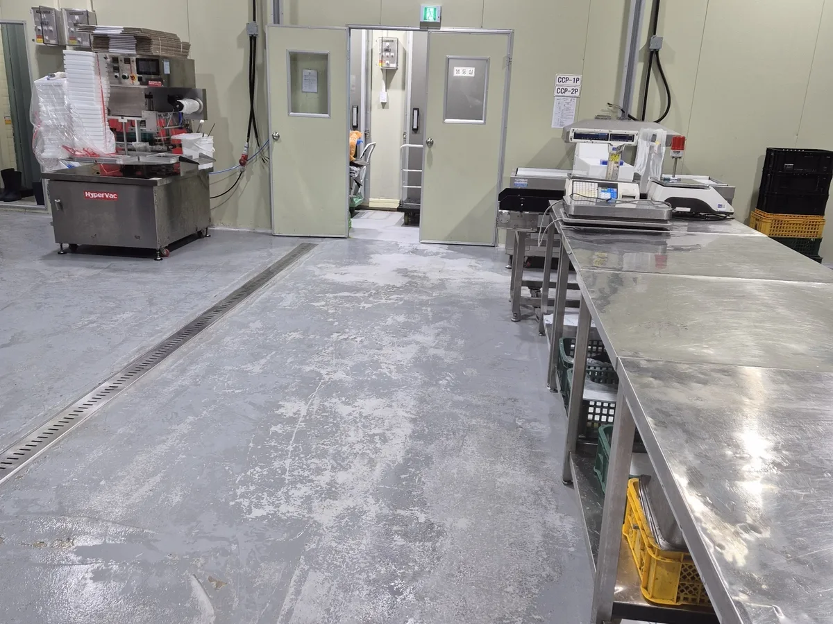 합천군 덕곡면 물류창고 기계실 장비 주변 정밀 위생청소 사례 - 행진크린