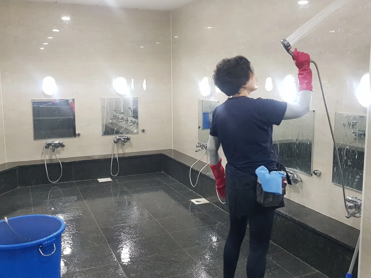 산청군 생초면 목욕탕 탈의실·파우더룸 바닥 위생청소 사례 - 행진크린